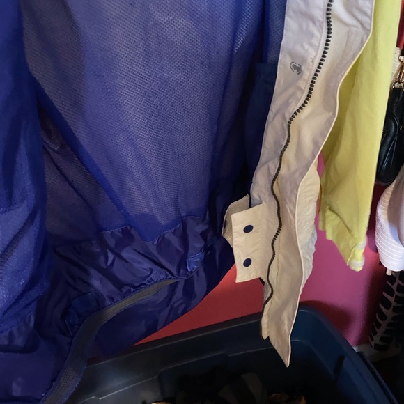 The North Face Rain Jacket. Size M - Picture 8 of 9